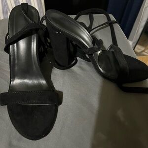 Black Minimalist High Heels for Formal Occasions